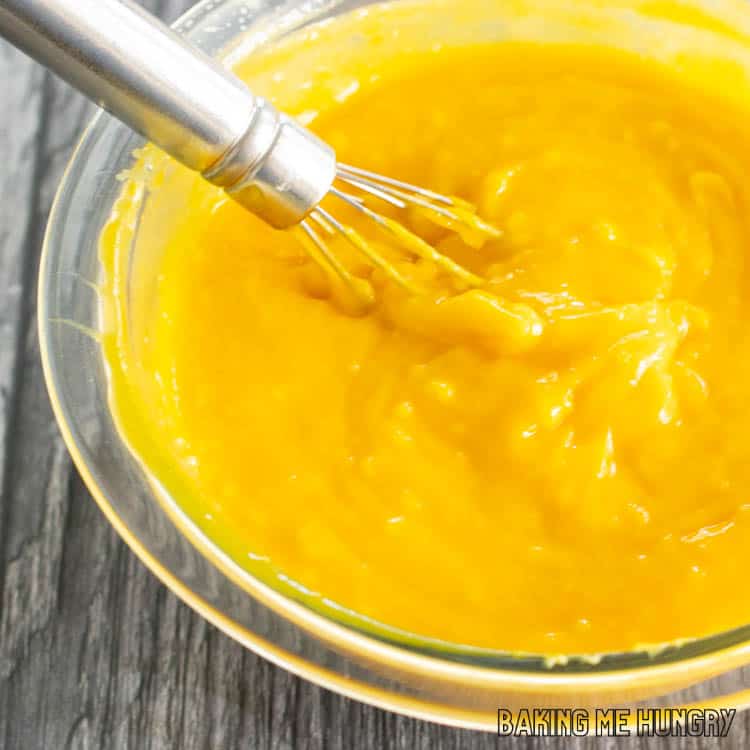 whisk in bowl of mango pudding without gelatin