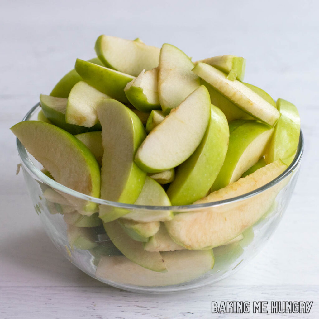 bowl of sliced green apples