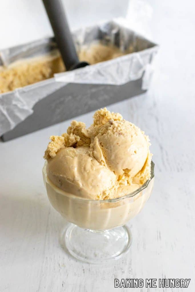 caramel crunch ice cream in a glass bowl